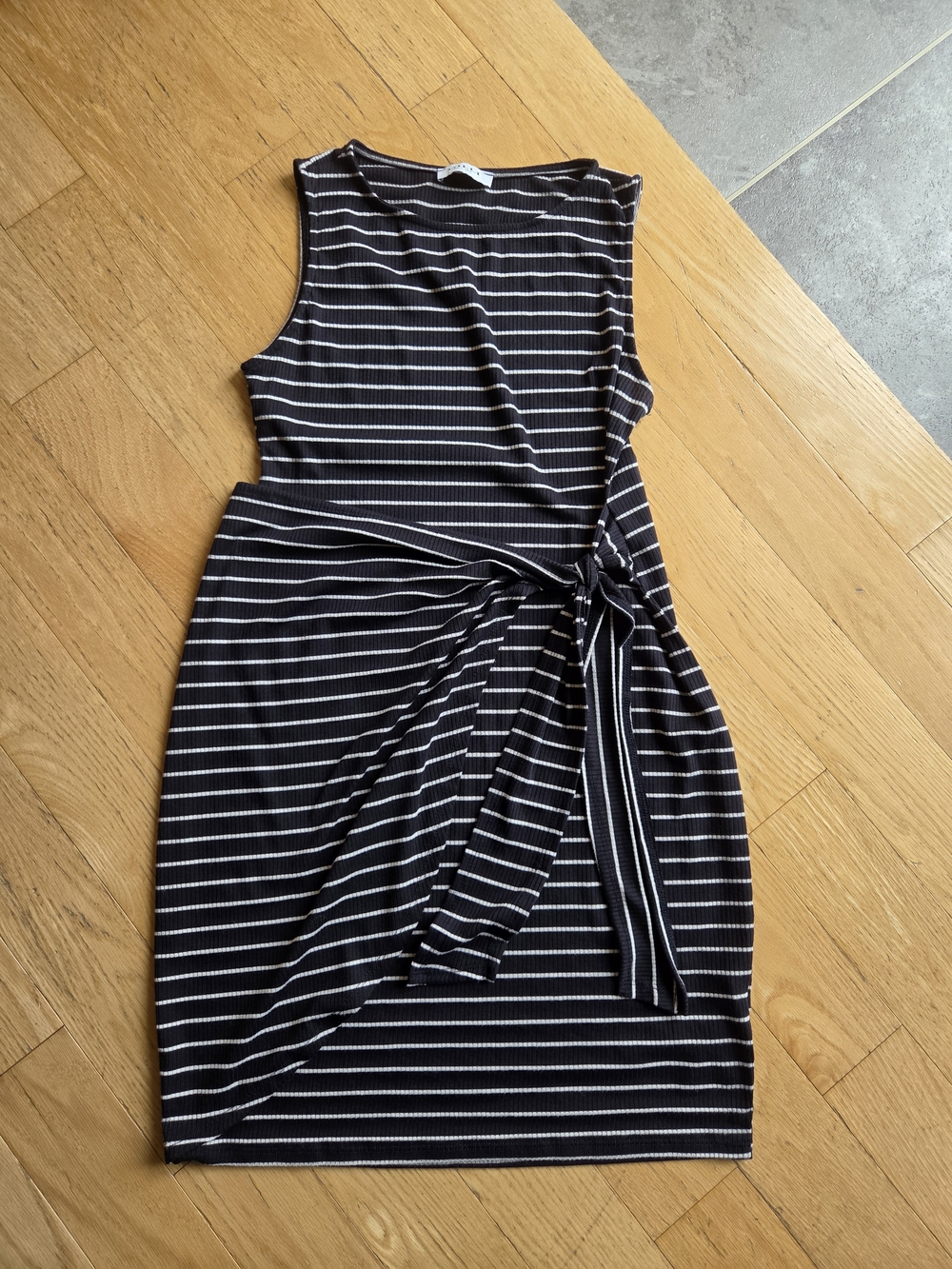 Gilli Black & White Striped Sleeveless Tie-Waist Midi Dress